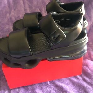 Black Nike Air max women , padded strap cushion platform sandals! Brand New!